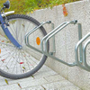 Einzelnes Fahrrad, an der Wand befestigt, hängender Fahrradträger, Parkhaken
