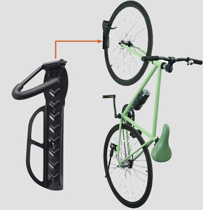 Moderner aufrechter Wand-Fahrradständer aus schwarzem Stahl für die Wohnung