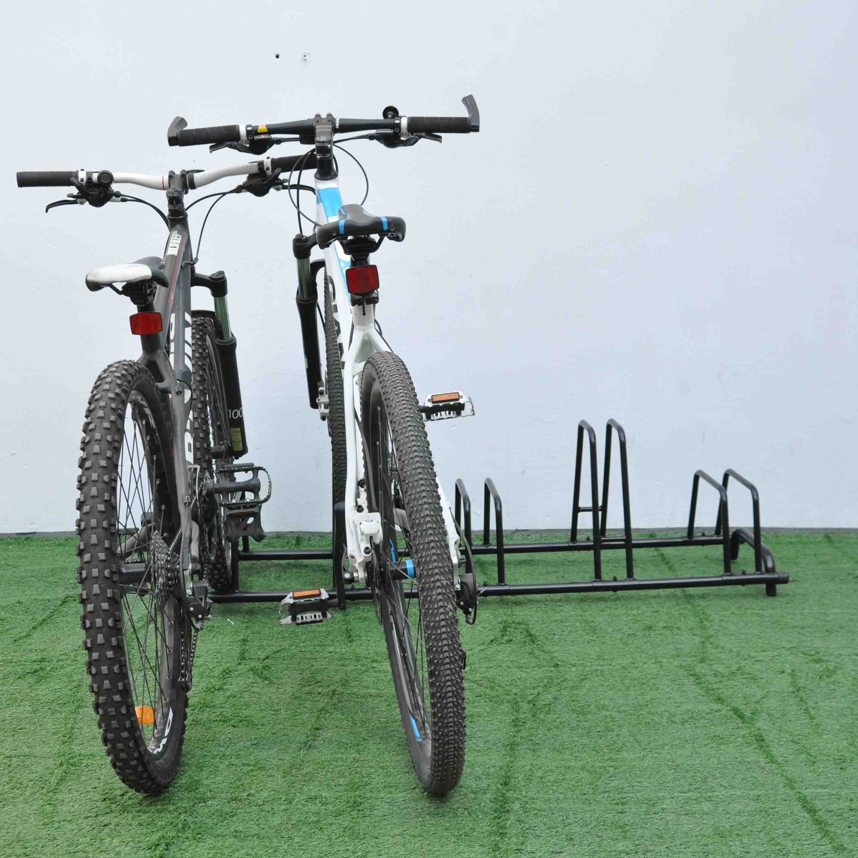 Hoher niedriger Fahrradständer aus Karbonstahl zur Bodenmontage für 5 Fahrräder