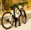 Gebogener Fahrradpoller aus schwarzem Stahl für Fahrradschließfächer